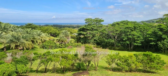 Mountain view land of 1575 m² in an exceptional estate 