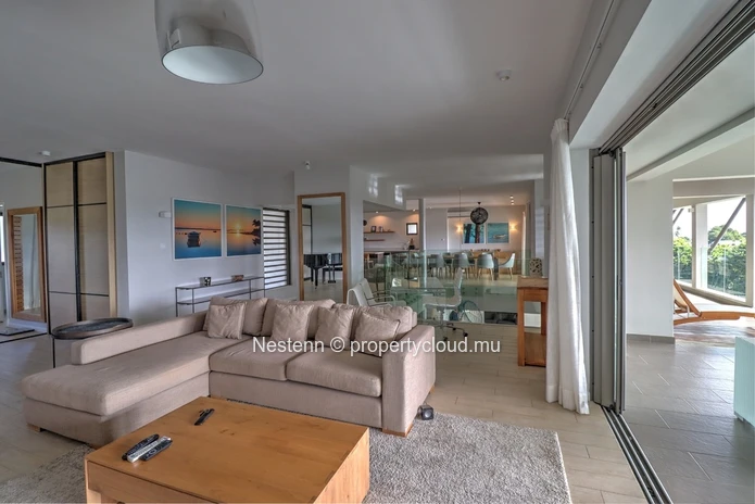 4-bed penthouse with sea view in a sought-after region. 