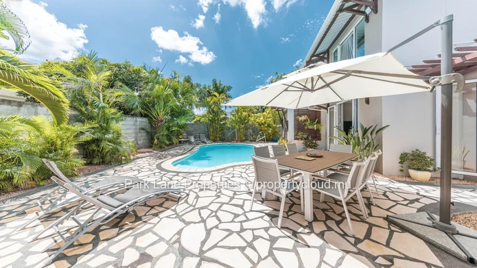 Belle Villa de 4 Chambres avec Piscine et Espaces de Réception au Cœur de Tamarin
