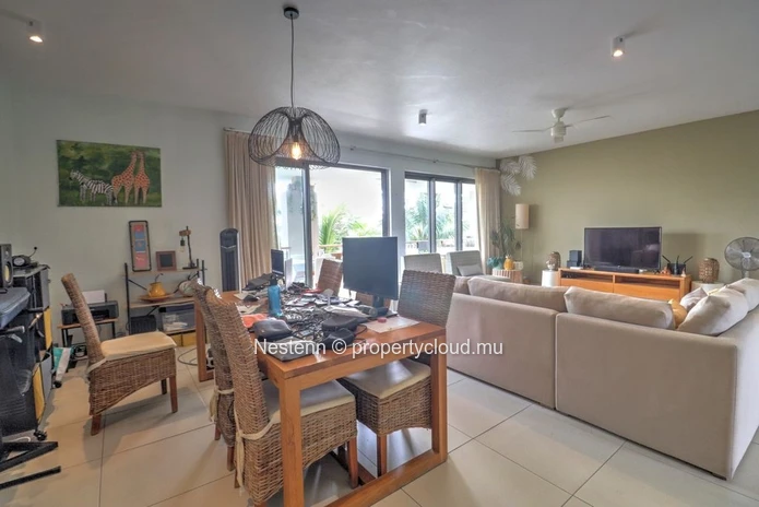 Modern and well-designed 3-bedroom penthouse a few minutes walk from the beach
