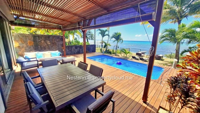 Elegant 4 bedroom seafront villa