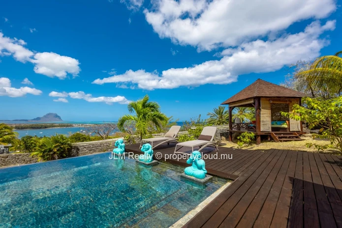 Villa d’exception avec vue panoramique sur le lagon et Le Morne à vendre à Rivière Noire, Ile Maurice