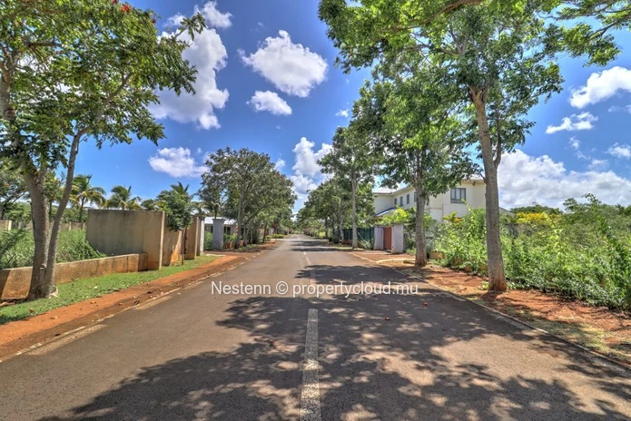 Beautiful 795 m² residential plot located in a secure gated community