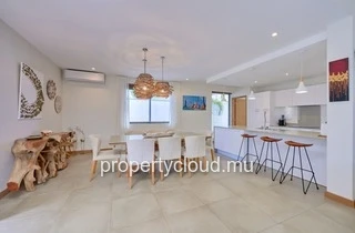 A vendre magnifique villa dans une residence accessible aux etrangers à Grand Baie, La Salette.