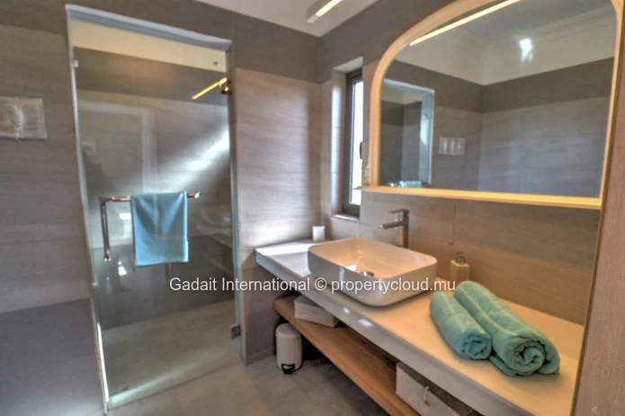 Penthouse contemporain à Trou aux Biches – Vue dégagée et plage à 200 mètres