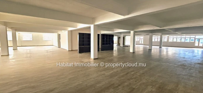 To rent : Unfurnished spacious office of 929 m² in Port Louis