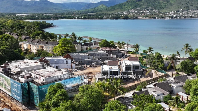 Penthouse exclusif avec piscine et vue sur mer, à vendre sur la côte ouest de l'île Maurice.