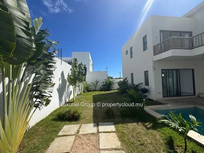New Build Villa in Péreybère with En-Suite Bedrooms 