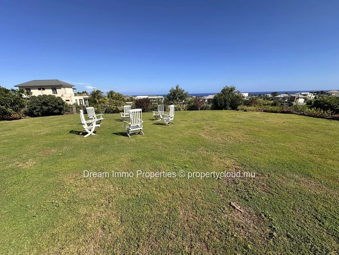 Vue Mer & Montagne ! Terrain Residentiel Aux Jardins D’Anna A Flic En Flac – Ile Maurice