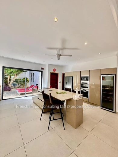 Villa d'exception, 495 M2 habitable, 1040 M2 de jardin tropical a Pereybere 
