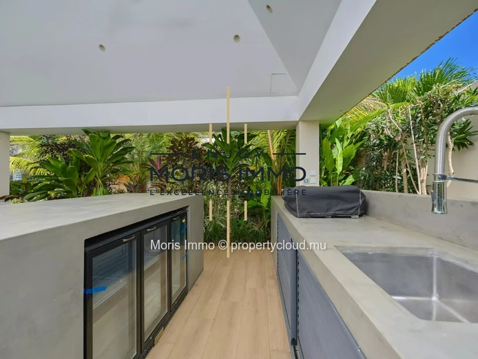 Stunning modern 4-bedroom villa with swimming pool