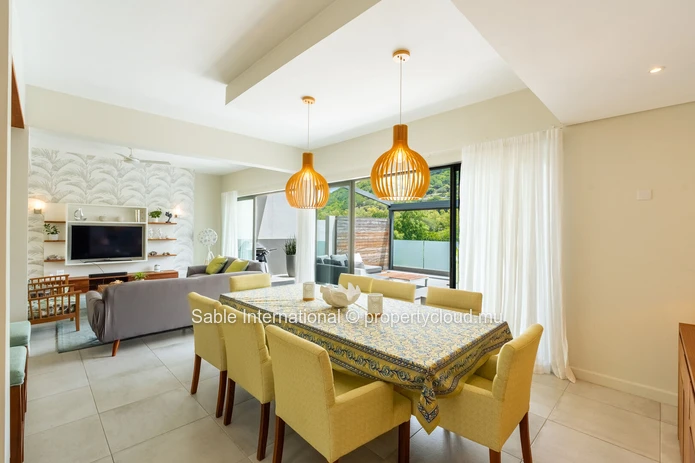 Penthouse PDS à vendre à Tamarin, Rivière Noire. Terrain de 210m², 3 chambres, piscine privée, vue rivière et montagne.