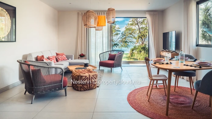 Penthouse contemporain de 3 chambres avec vue sur mer et rooftop privé.