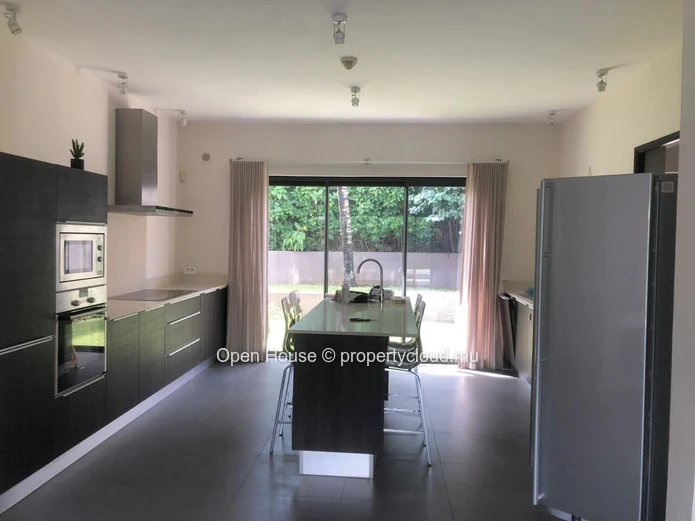 Villa PDS à vendre à Péreybère, 221m² habitables, terrain de 681m², 3 chambres + 1 bureau, piscine privée, 1 garage e...