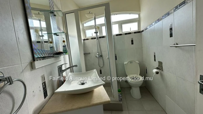 Appartement à louer à Grand Baie avec piscine commune, vue mer du balcon d'en haut. Prix : Rs 25 000