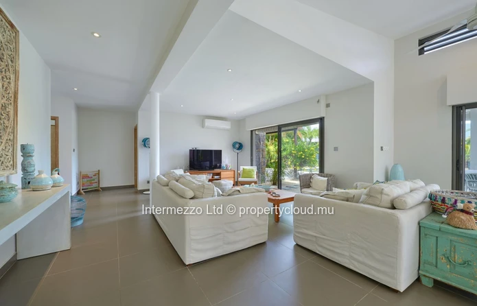 Villa PDS à vendre, Grand Baie, 347m², terrain 758m², 3 chambres, piscine, proche commerces, meublée, gardien, terras...