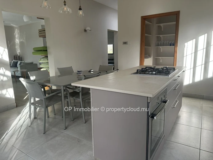 Maison meublée 4 chambres avec piscine à louer à Forêt Daruty