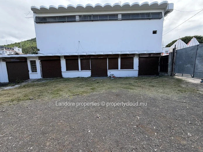 Immeuble commercial spacieux dans la Vallée des Prêtres : une opportunité stratégique d'affaires et d'investissement