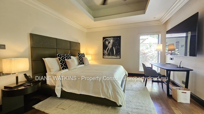 Contemporary Luxury Villa for Sale in Prestigious Golf Estate
