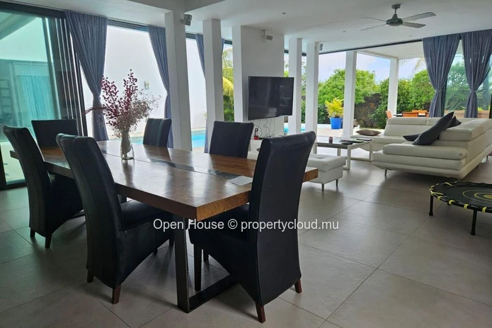 Villa RES, 5 bedrooms, 5 bathrooms, swimming Pool. Avalaible to foreigners. Grand Bay.