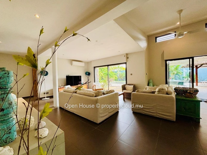 VILLA RES à vendre à Grand Baie# Domaine prisé # 3 chambres dont 2 en suite, piscine privée. Accessible aux étrangers.