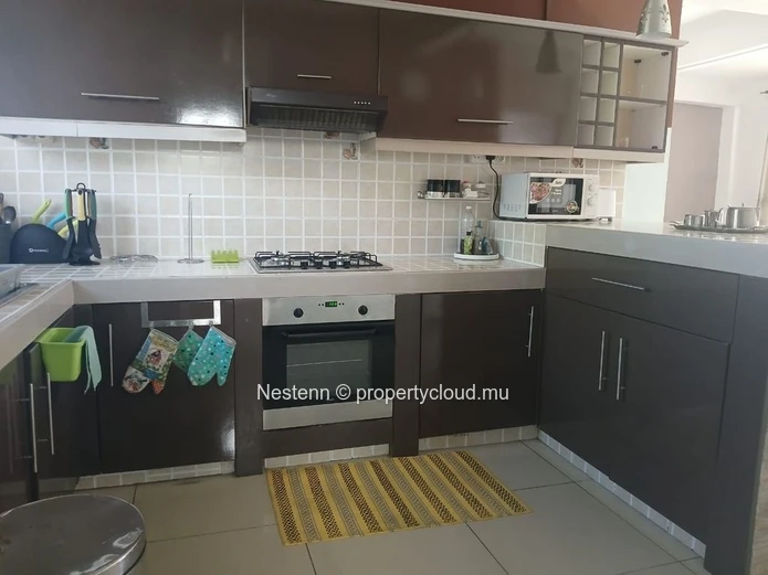 Charming ground floor triplex apartment in Vacoas with 2 bedrooms, American kitchen, balcony, and close to shops and ...