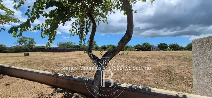 ROYAL PARK ESTATE – Terrain Résidentiel d’Exception à Vendre – 1 054 m²