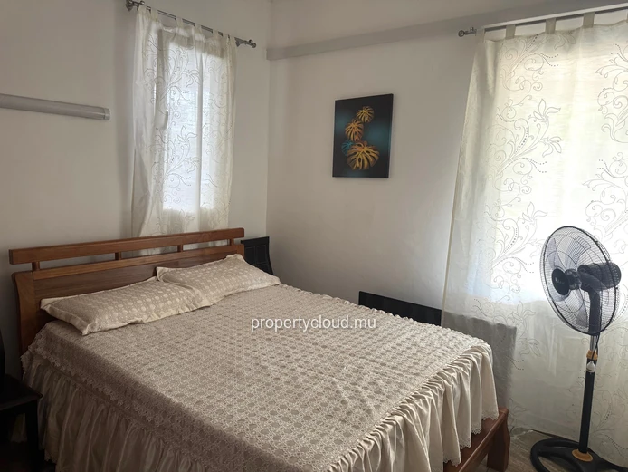 Flic en Flac – À vendre : Grande villa divisée en 2 appartements, 7 chambres, à deux pas de la plage et des commerces