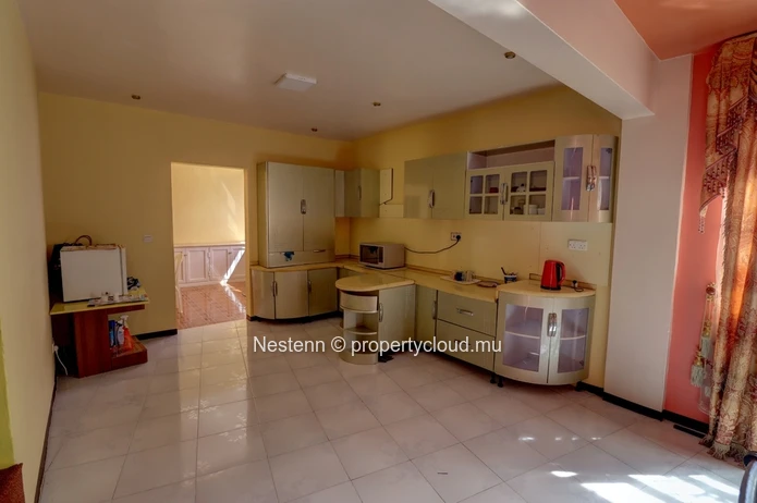 Traditional 5 bedroom house with swimming pool and garden 