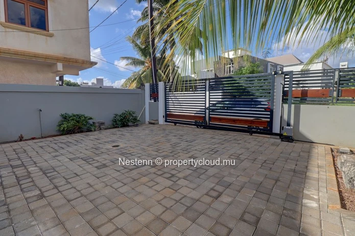 Magnifique villa de plain-pied fraîchement livrée avec piscine privée, dans un quartier résidentiel et paisible