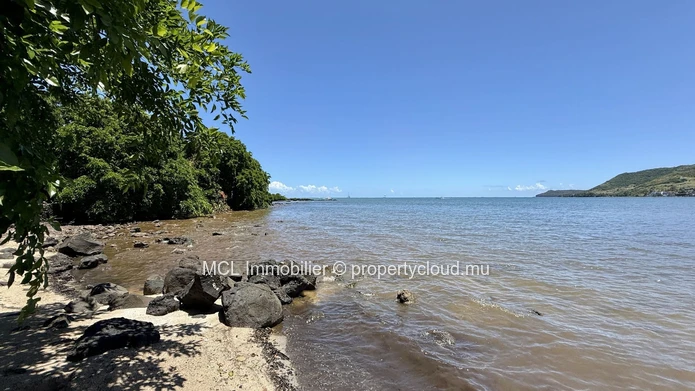 Terrain en front de mer et riviere