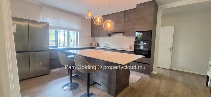 Appartement meublé au rez-de-chaussée avec jardin privé
