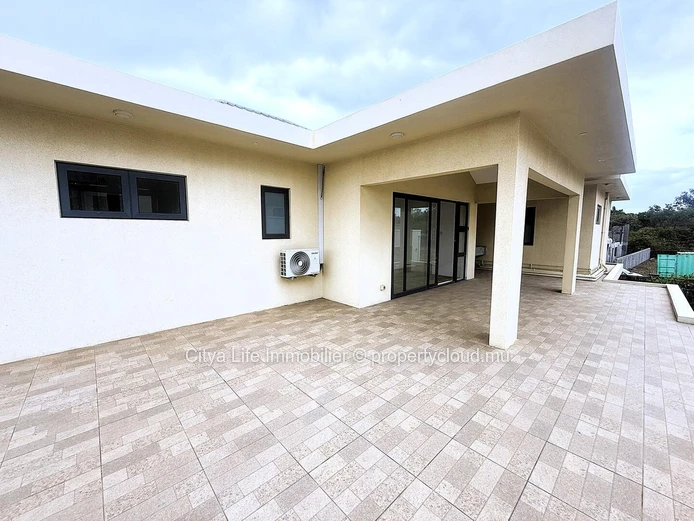 Modern 4-Bedroom Home for Sale – American Floor Plan | 400m² Built | 649m² Land