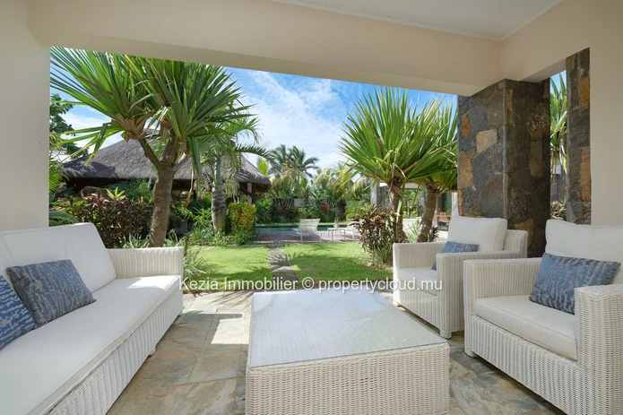Lush Balinese villa with exceptional volumes