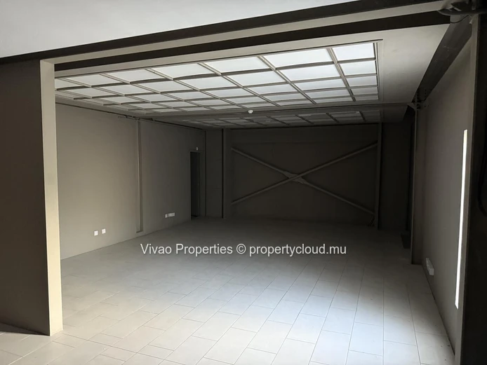 Entrepôt industriel à vendre à Pailles, superficie de 1580m²  sur un terrain de 2533m² avec option d'aménagement supp...