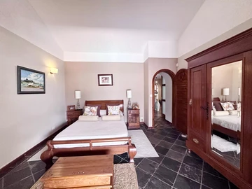 5 Bedroom Villa