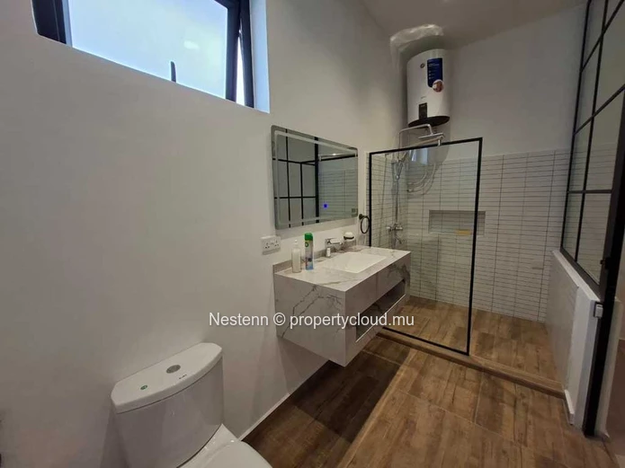 Modern 3 bedroom apartment with sea access.