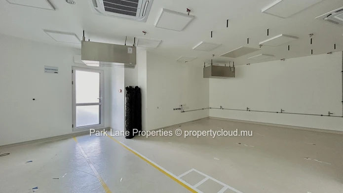 Espace de bureaux stratégiquement positionné au rez-de-chaussée à Ebene