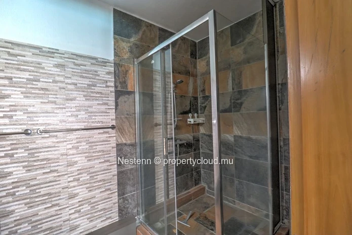 Appartement moderne de 2 chambres avec salle de bains privative et piscine
