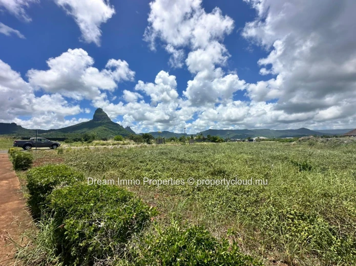 2 Grands Terrains Vue Montagne Situés Dans La Résidence West Cape À Tamarin – Ile Maurice
