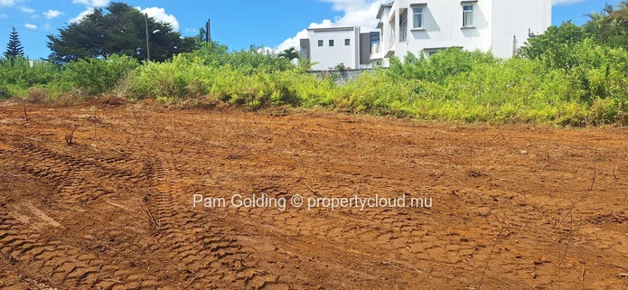 Compact Residential Plot for Sale in Plaines de L’Hermitage – Ideal for Modern Living