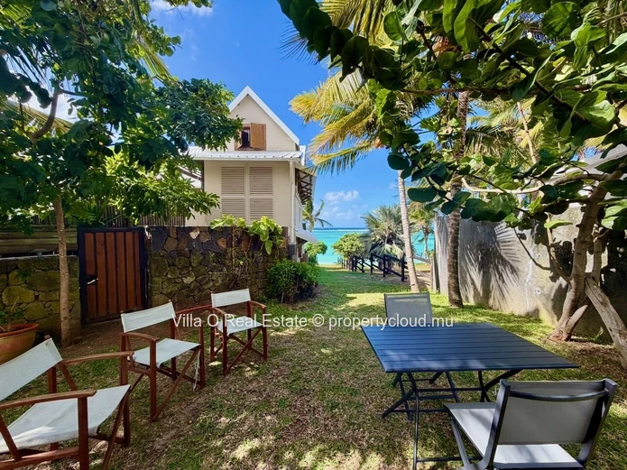 Charmante maison de plage avec le cachet de l'ancien offrant un style de vie dans la nature et le luxe d'une vue en s...