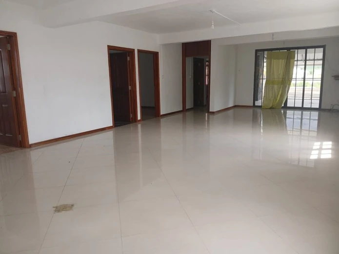 Spacious traditional triplex villa with 8 bedrooms 