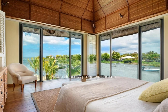 Waterfront villa for sale in the unique Marina of the island, 395m², pool, 12m boat mooring, 5 bedrooms.