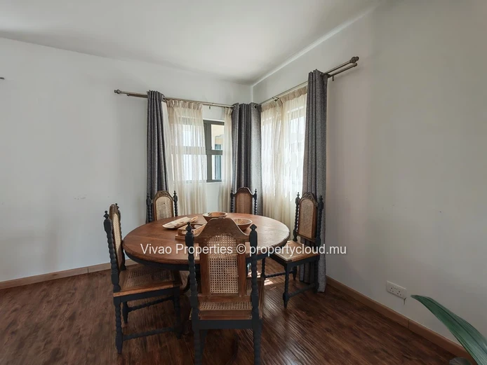 Penthouse à louer à Ebène, 210 m², 2 chambres en suite, vue sur la rivière, grande terrasse, espace bureau, ascenseur...