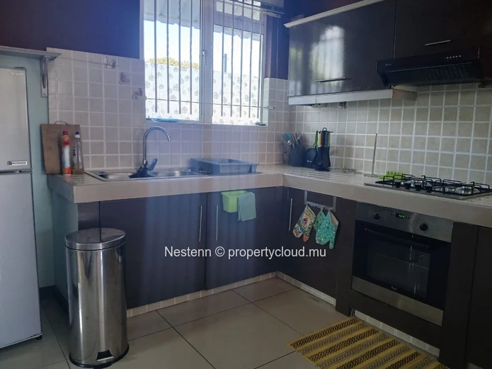 Charming ground floor triplex apartment in Vacoas with 2 bedrooms, American kitchen, balcony, and close to shops and ...