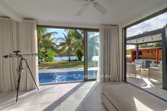 Spacieux et lumineux appartement de 300 m2 avec piscine et jardin en bord de rivière