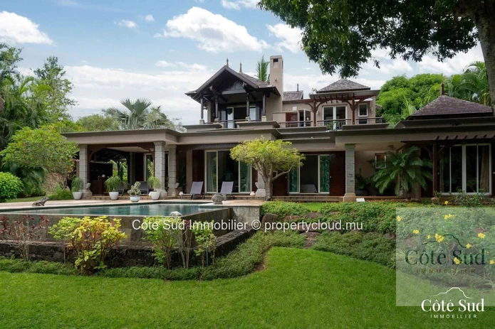 Villa for sale with view of the golf course and forest