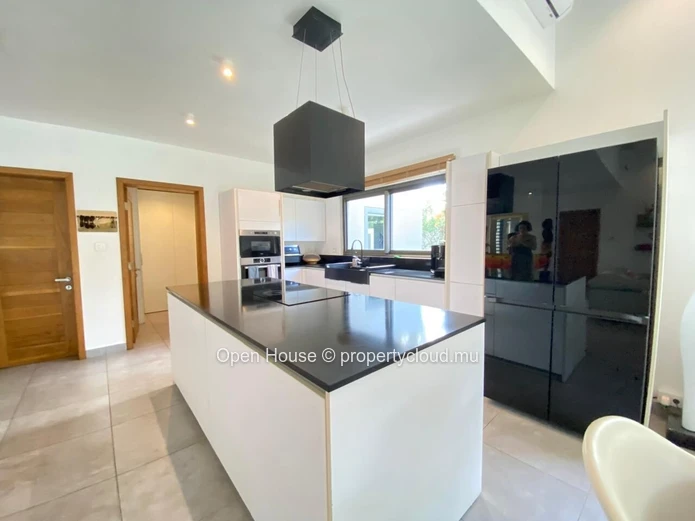 Splendid 4-bedroom en-suite villa for sale - highly sought-after estate and ideally located in Grand Baie -