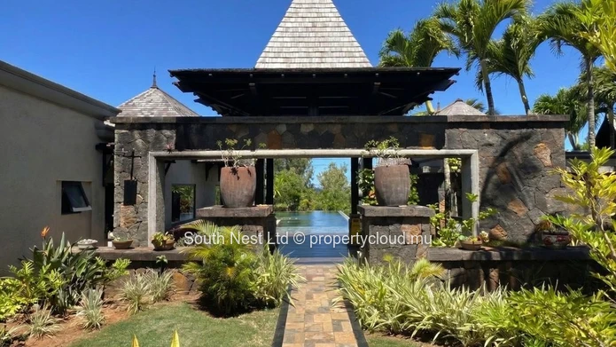 Sea-view villa with beach access